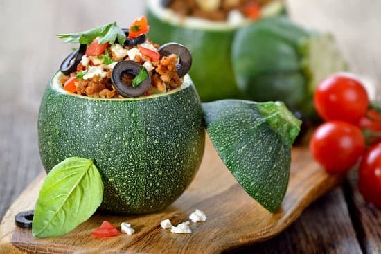 Gefüllte Zucchini mit Hackfleisch auf Tomatensoße im Backofen - CALLEkocht